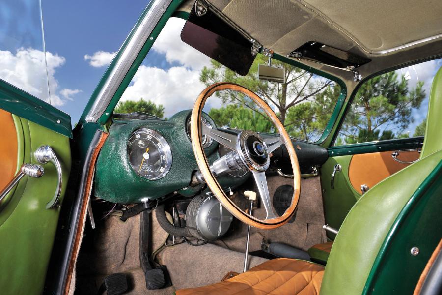 Интерьер Pegaso Z-102 B Berlinetta 1953 года  (фото 17 из 22)